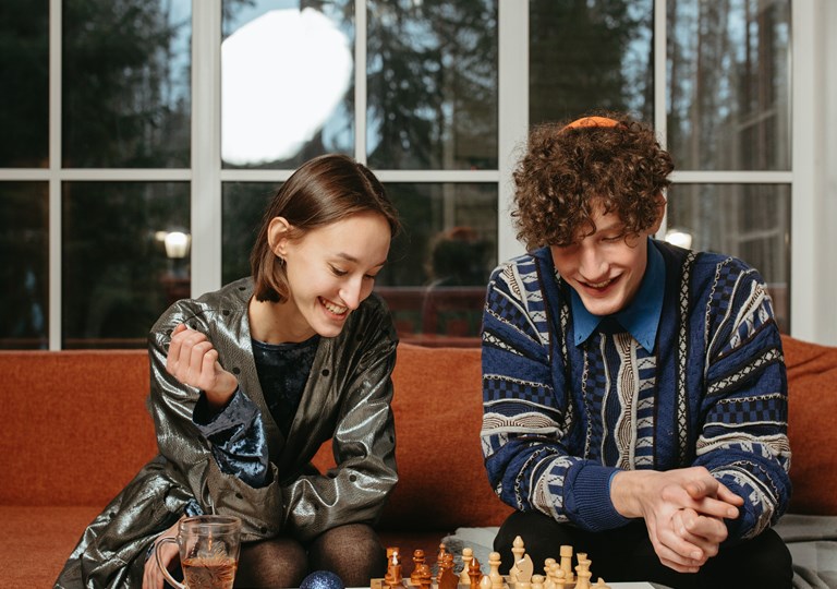 To personer spiller skak. Foto: Pexels.com