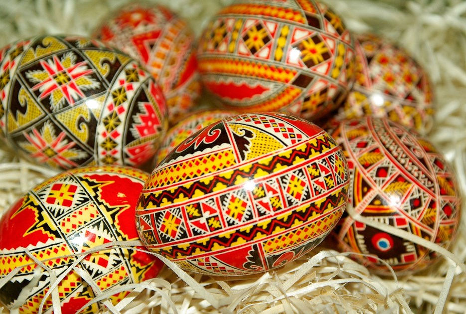 Dekorerede æg i halm. Foto: Pexels.com
