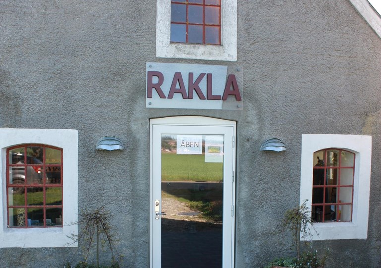 Billede af indgang til Rakla. Foto: RAKLA.