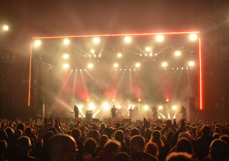 Scene med band og publikum. Foto: Pexels.com