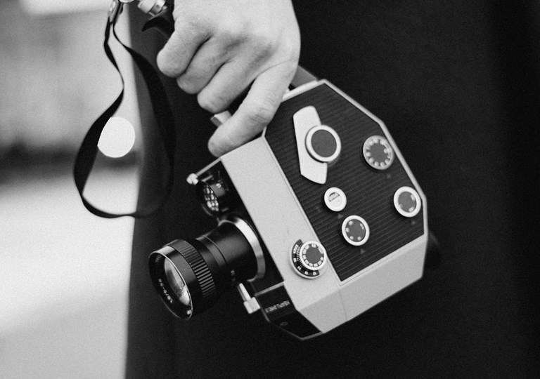 Håndholdt filmkamera. Foto: Pexels.com