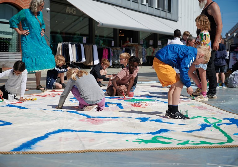 Børn der maler på sejl- Foto: Jørgen Tveen