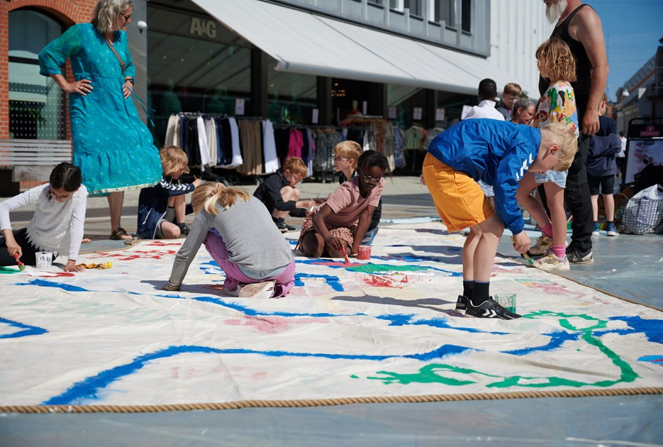 Børn der maler på sejl- Foto: Jørgen Tveen
