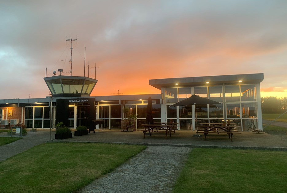 Skive Lufthavn med kontroltårn. Foto: Skive Lufthavn